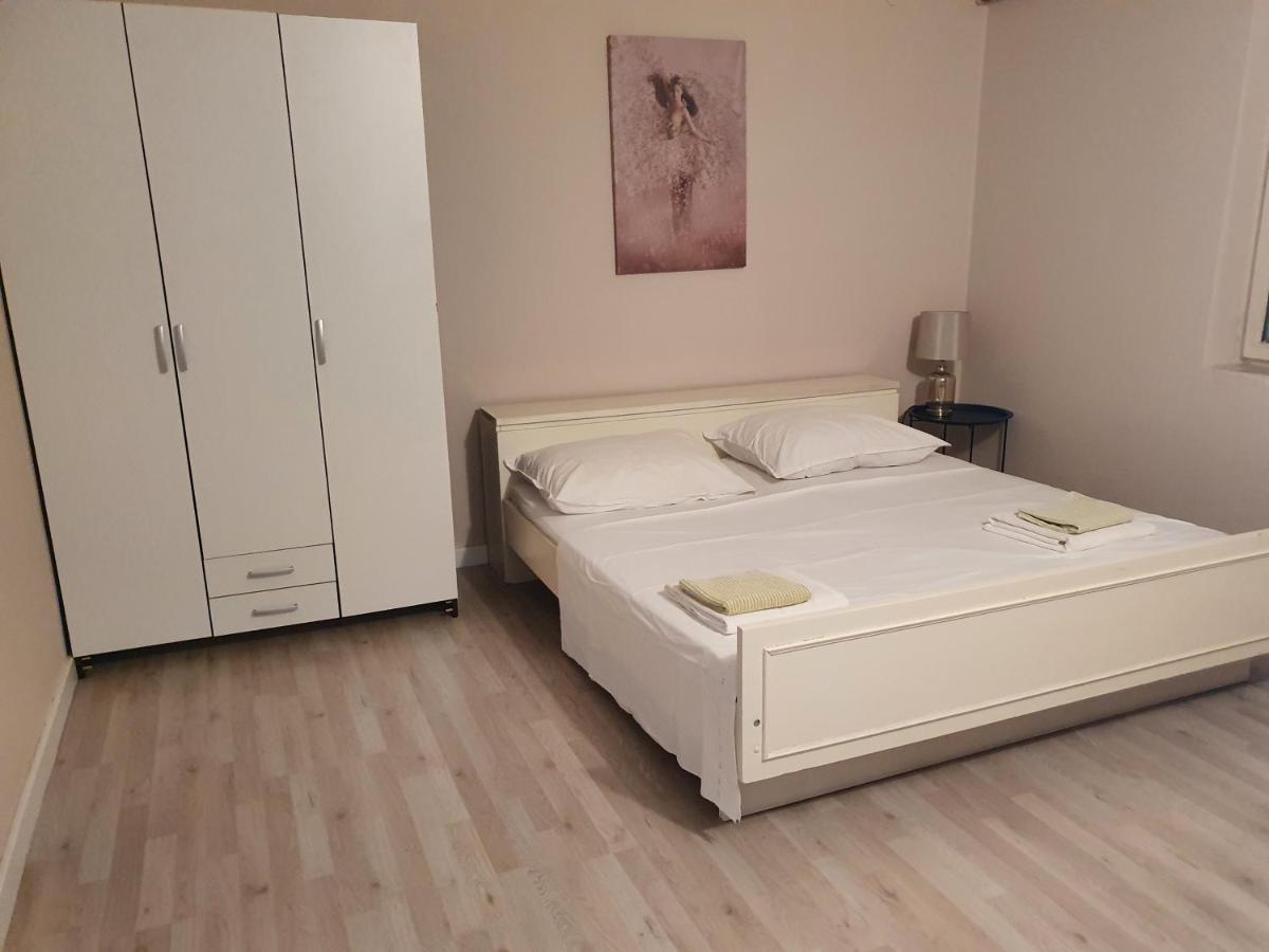 Appartamento Apartman Luka Sinj Esterno foto